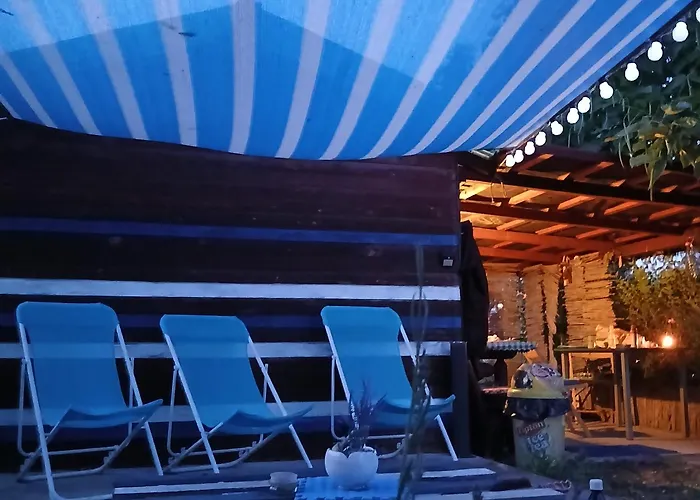 Kek-feher Mobilhaz Zsombo